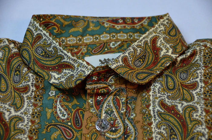 Red and Green Paisley Wallpaper Dakota Shirt
